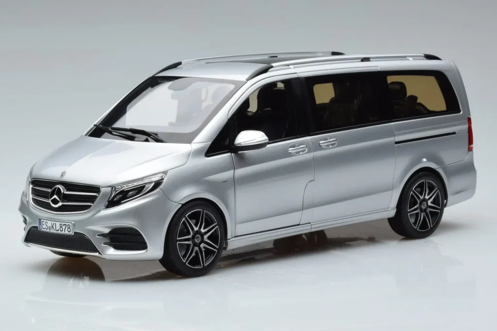 车型 1:18 Mercedes V-Class V260 AMG Line 银色 Norev