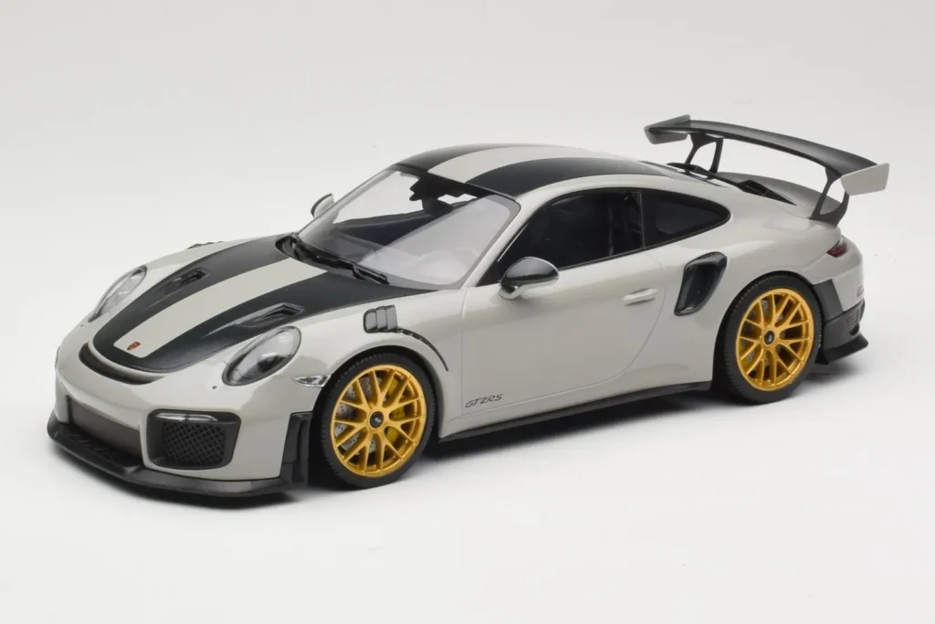 Model 1:18 Porsche 911 991.2 GT2 RS Chalk Weissach Package Golden Wheels Minichamps