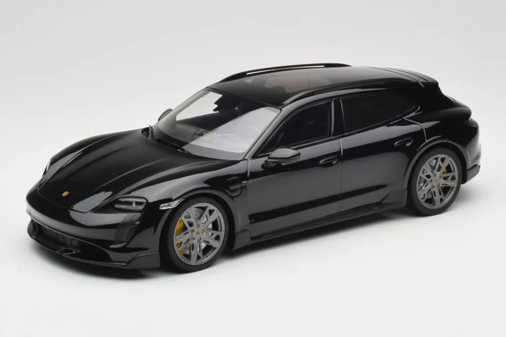 车型 1:18 Porsche Taycan J1 Turbo S Cross Turismo 黑色 Minichamps
