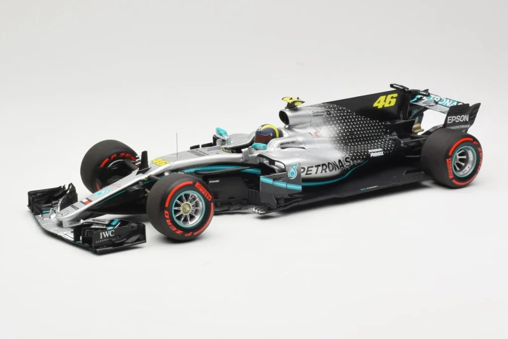 โมเดลรถ 1:18 Mercedes AMG Petronas W08 V. Rossi Ride Swap Valencia December ปี 2019 Minichamps (มือสอง)