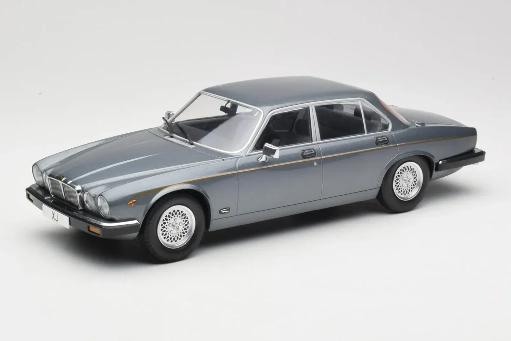 โมเดลรถ 1:18 Jaguar XJ Series III สีเทาเมทัลลิก MCG