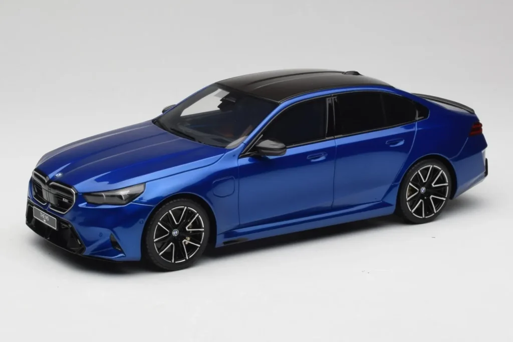 โมเดลรถ 1:18 BMW M5 G90 Marina Bay สีน้ำเงินเมทัลลิก GT Spirit