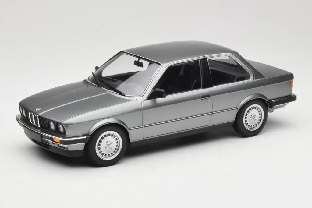 โมเดลรถ 1:18 BMW 323i E30 สีเทาเมทัลลิก Minichamps (มือสอง)
