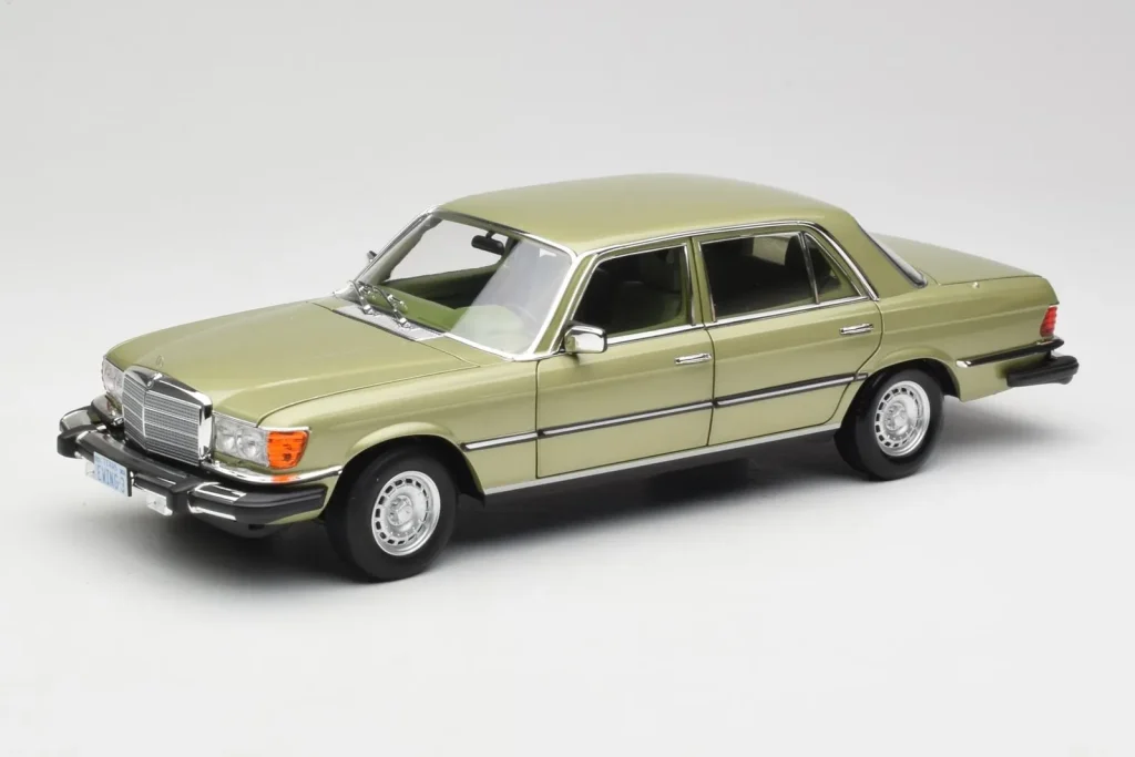 โมเดลรถ 1:18 Mercedes 450 SEL W116 J.R. Ewing Dallas Silver Green Norev