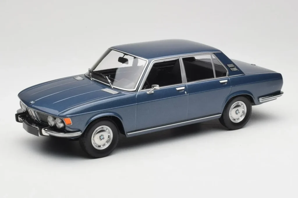 Model 1:18 BMW 2500 E3 metallic blue Minichamps