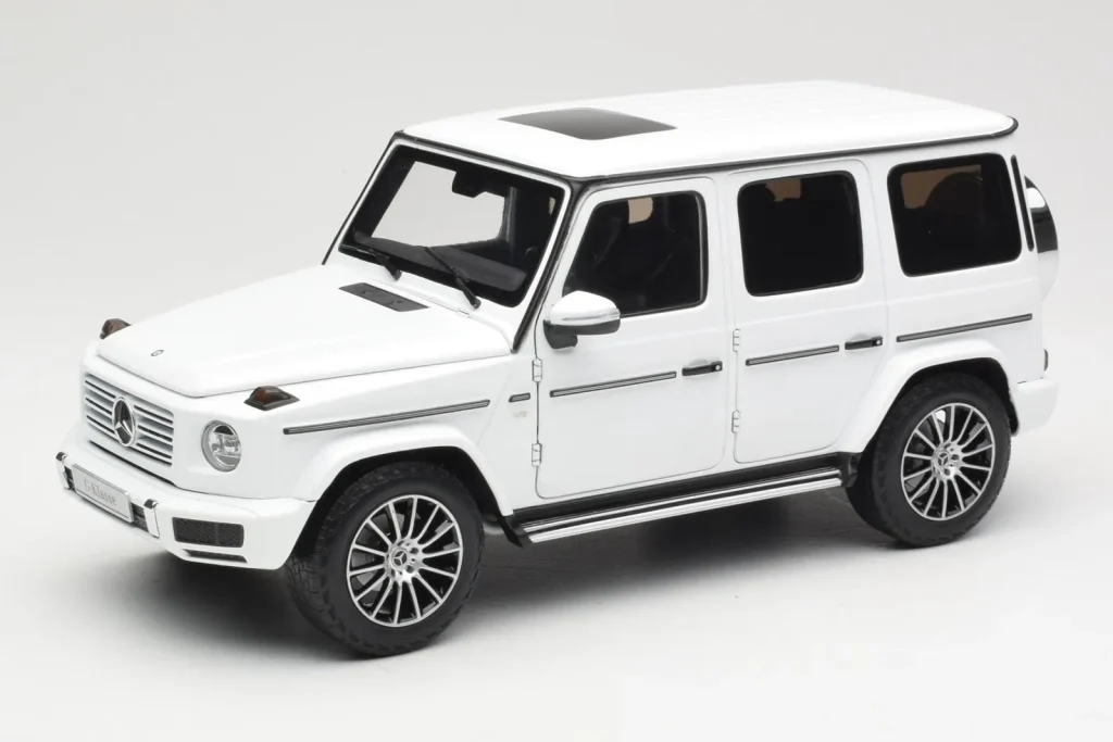 โมเดลรถ 1:18 Mercedes G-Class G 500 W463A Diamond สีขาวเมทัลลิก Minichamps (มือสอง)