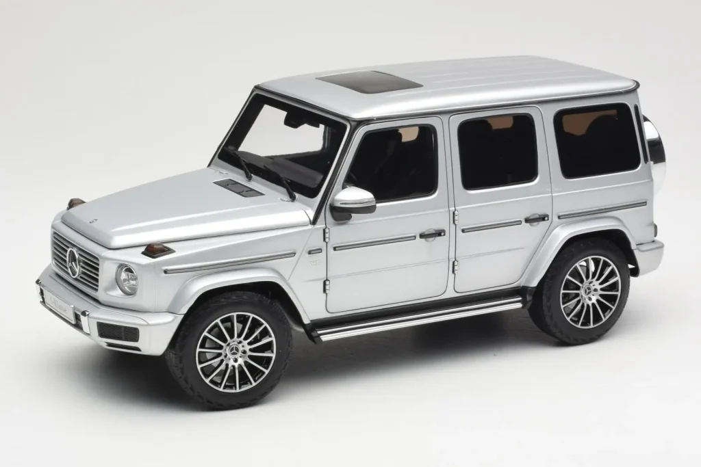 โมเดลรถ 1:18 Mercedes G-Class G 500 W463A Iridium สีเงินเมทัลลิก Minichamps (มือสอง)