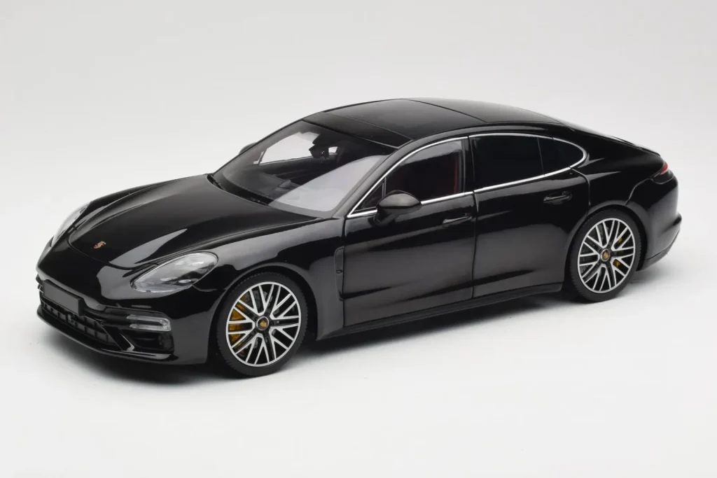 โมเดลรถ 1:18 Porsche Panamera 971 Turbo S สีดำเมทัลลิก Minichamps (มือสอง)