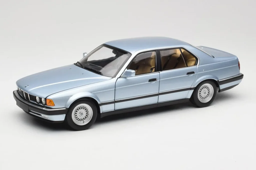 Model 1:18 BMW 730i E32 Light Blue Metallic Minichamps