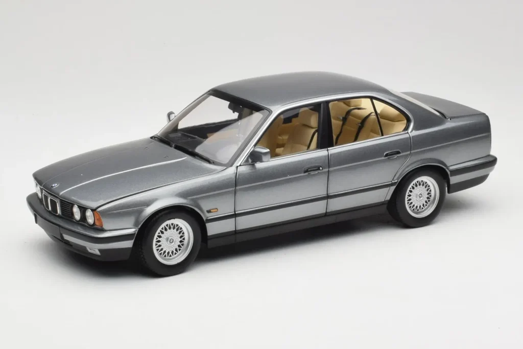 โมเดลรถ 1:18 BMW 535i E34 สีเทาเมทัลลิก Minichamps