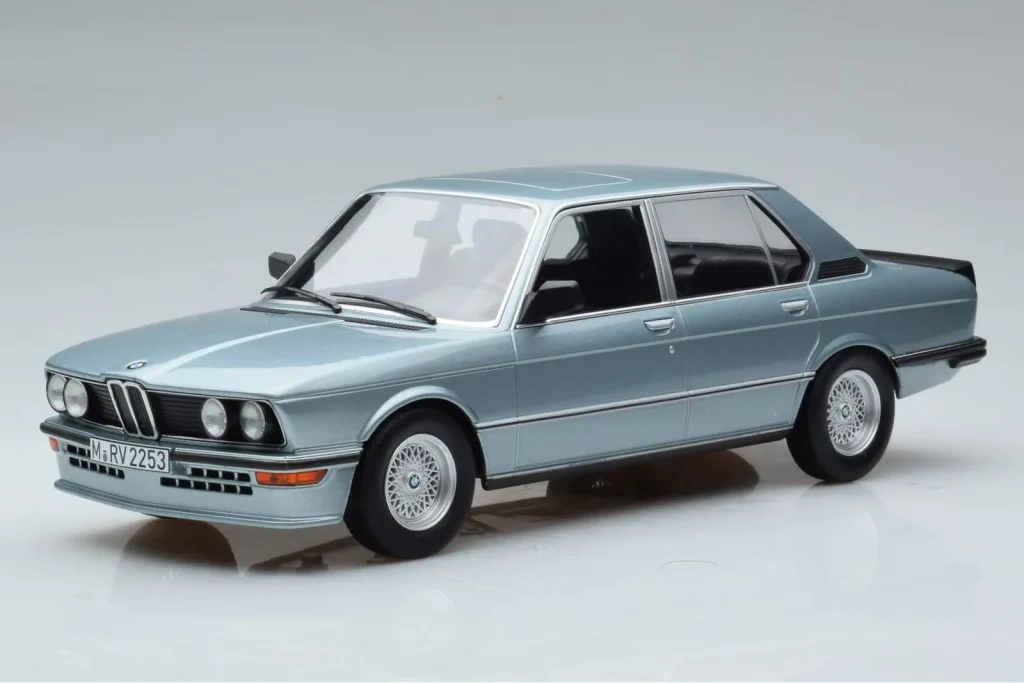 โมเดลรถ 1:18 BMW M535i E12 สีน้ำเงิน Norev