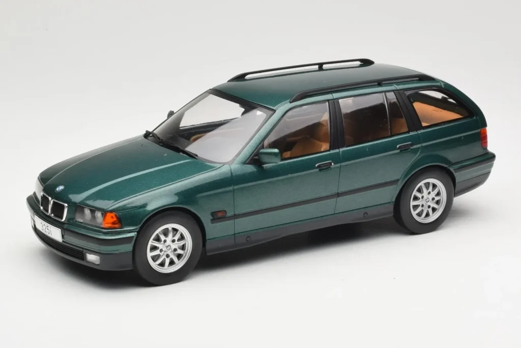 โมเดลรถ 1:18 BMW 3 Series E36 Touring สีเขียวเมทัลลิก MCG