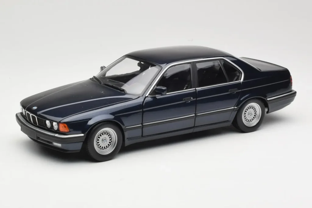 Model 1:18 BMW 730i E32 metallic blue Minichamps
