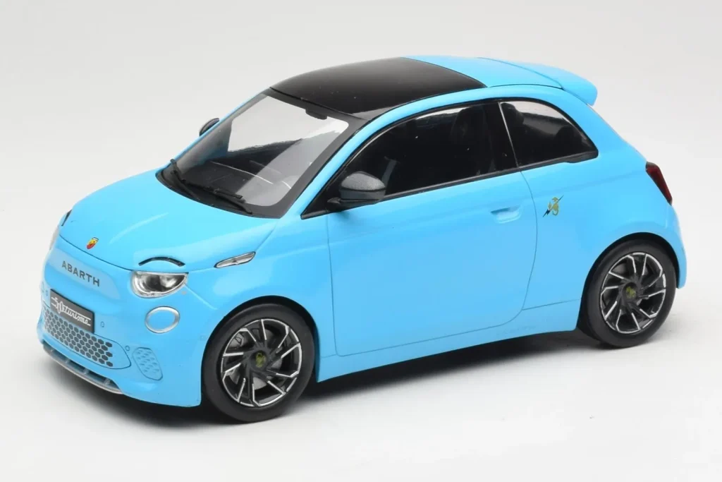โมเดลรถ 1:18 Abarth 500e สีน้ำเงิน IXO