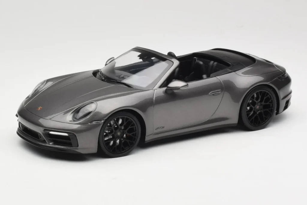 โมเดลรถ 1:18 Porsche 911 992 Carrera 4 GTS Cabriolet สีเทาเมทัลลิก Minichamps