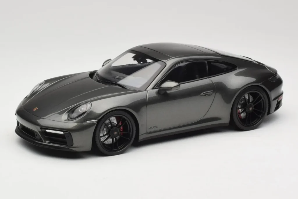 โมเดลรถ 1:18 Porsche 911 992 Carrera 4 GTS สีเขียวเมทัลลิก Minichamps