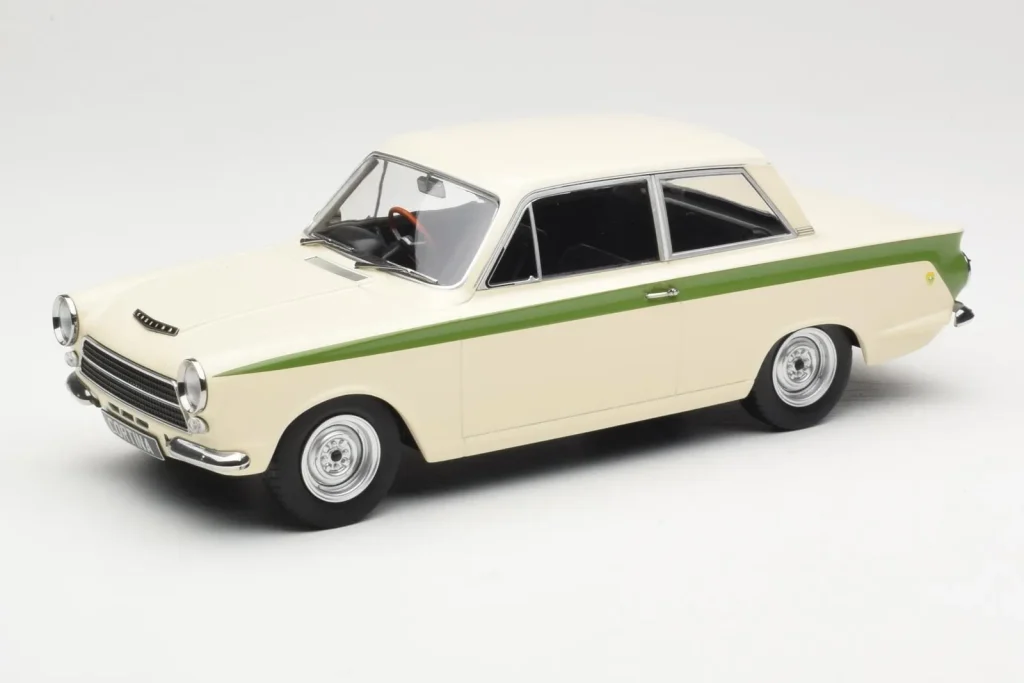 โมเดลรถ 1:18 Ford Cortina Lotus White & Green Stripe MCG