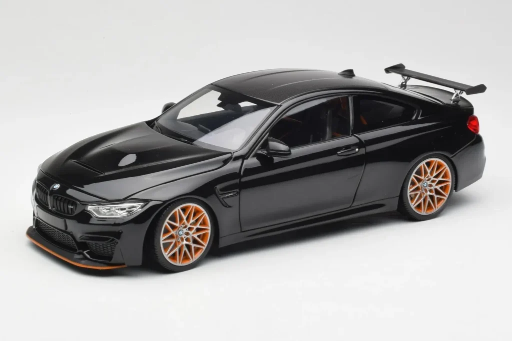 โมเดลรถ 1:18 BMW M4 F82 GTS Sapphire สีดำเมทัลลิก Minichamps (มือสอง)