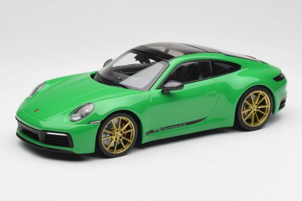 Model 1:18 Porsche 911 992 Carrera 4S Python green Minichamps