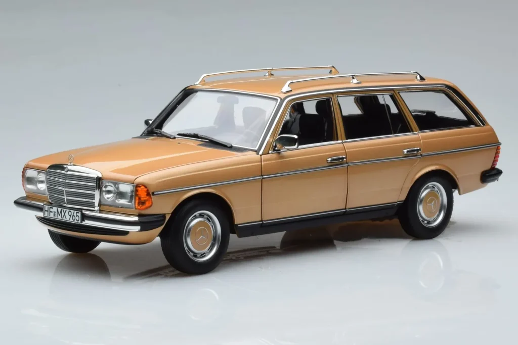 Model 1:18 Mercedes 200T S123 beige Norev