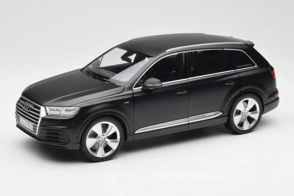 车型 1:18 Audi Q7 4M Matt 黑色 Minichamps
