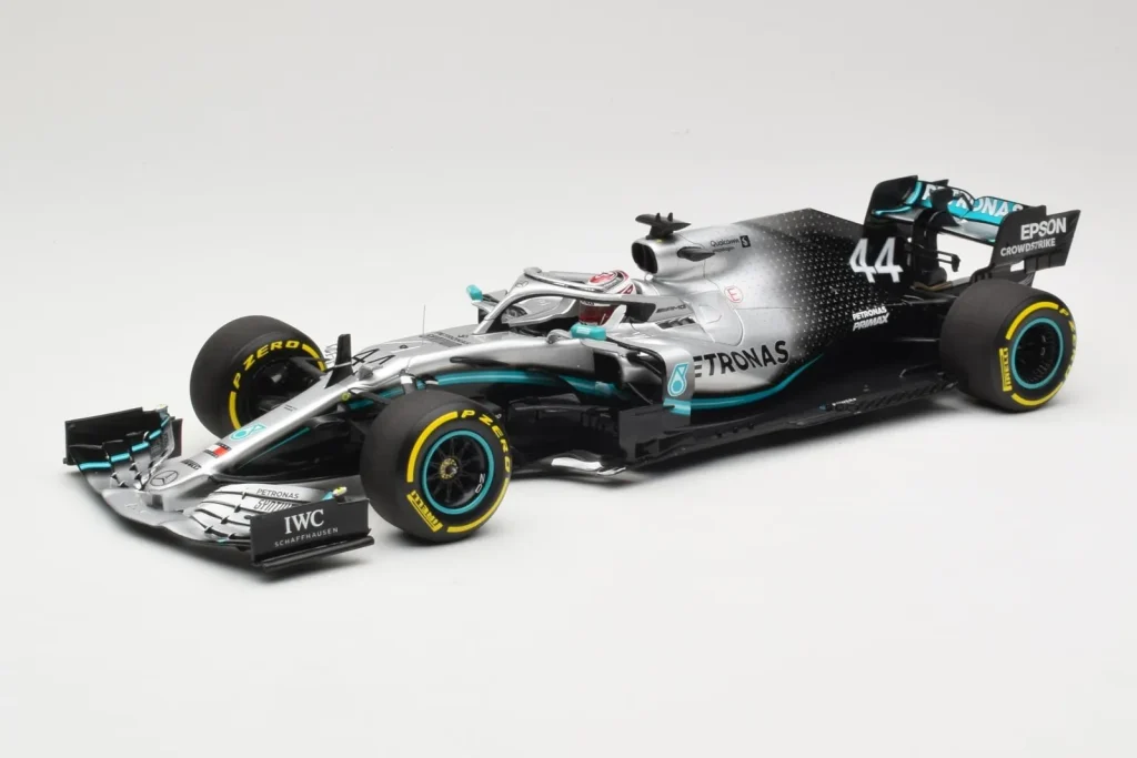 Model 1:18 Mercedes AMG Petronas W10 #44 L. Hamilton F1 World Champion Dealer Edition year 2019 Minichamps