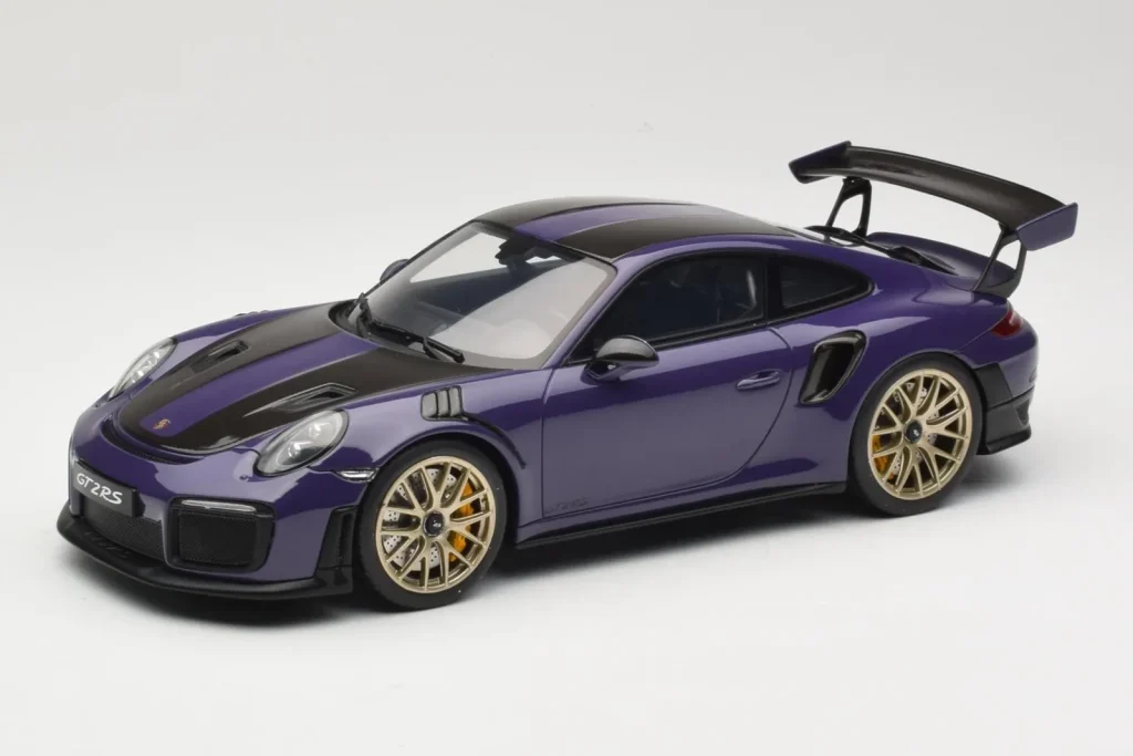Model 1:18 Porsche 911 GT2 RS 991.2 Ultraviolet GT Spirit