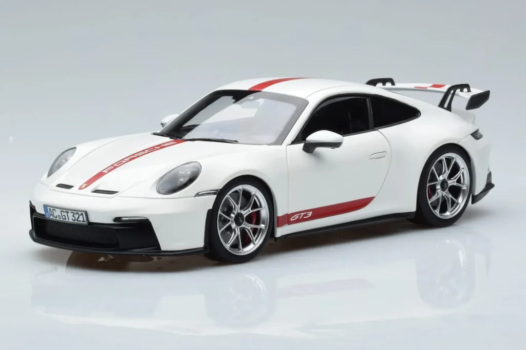 โมเดลรถ 1:18 Porsche 911 992 GT3 สีขาว Norev