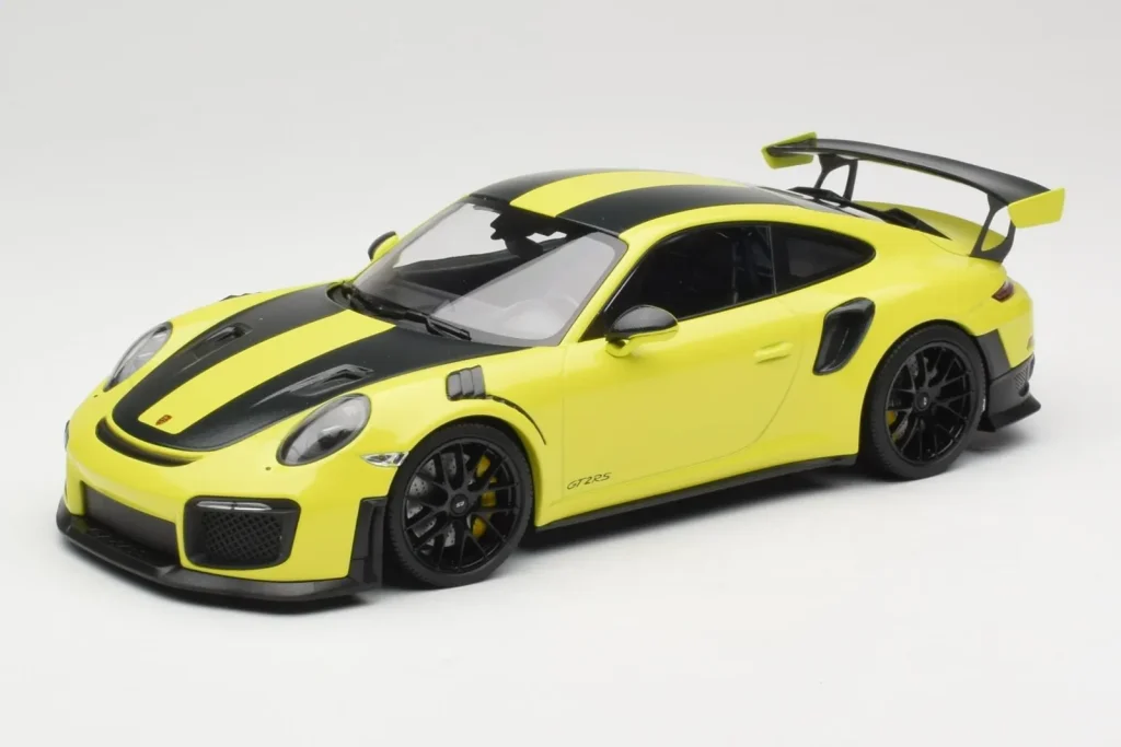 Model 1:18 Porsche 911 GT2 RS 991.2 Weissach Package Green Black Wheels Minichamps
