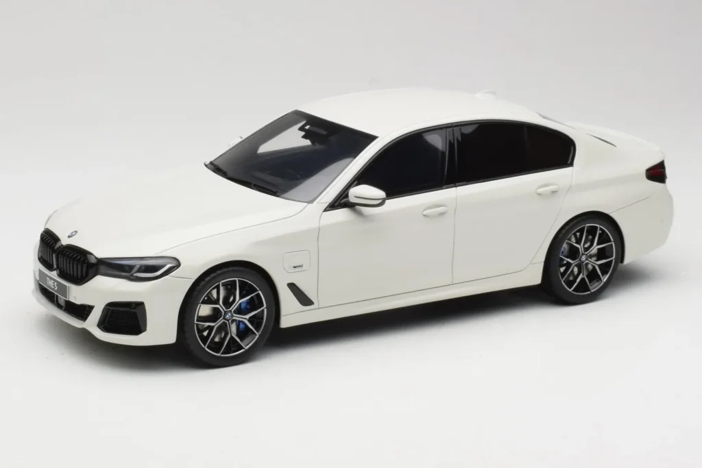 车型 1:18 BMW 545e xDrive M-Sport G30 白色 GT Spirit