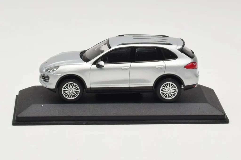 โมเดลรถ 1:43 Porsche Cayenne 958 สีเงิน Minichamps [WAP0200020B] (มือสอง)