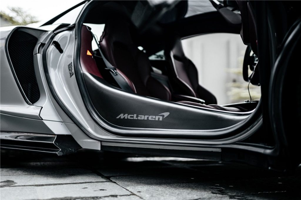 กาบบันได Dry Carbon McLaren GT (GT WP)