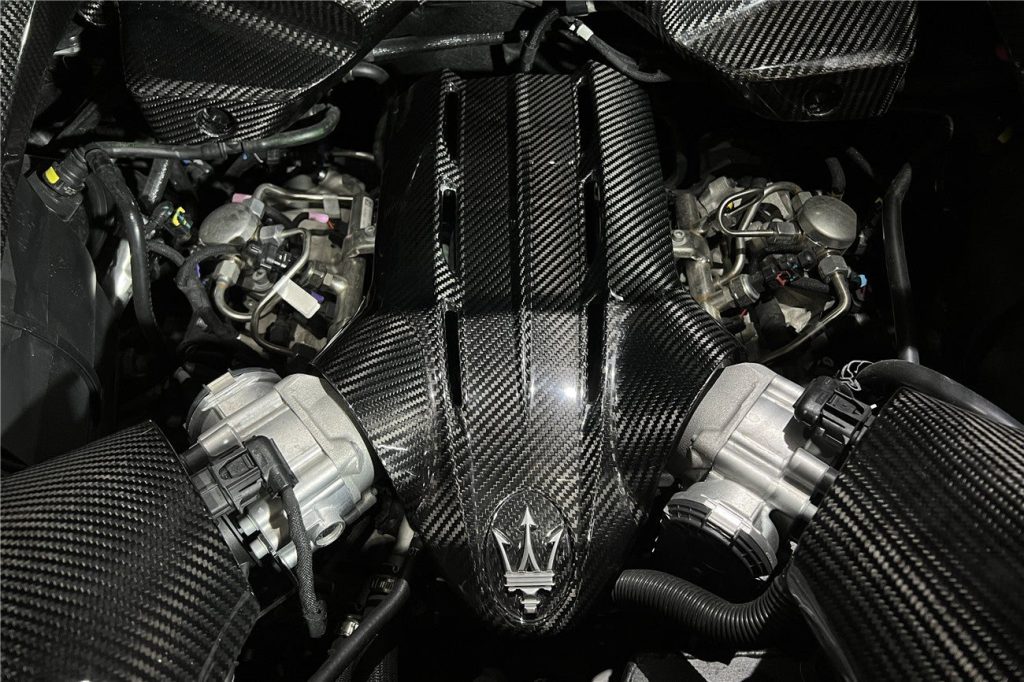 ห้องเครื่อง Dry Carbon Maserati MC20
