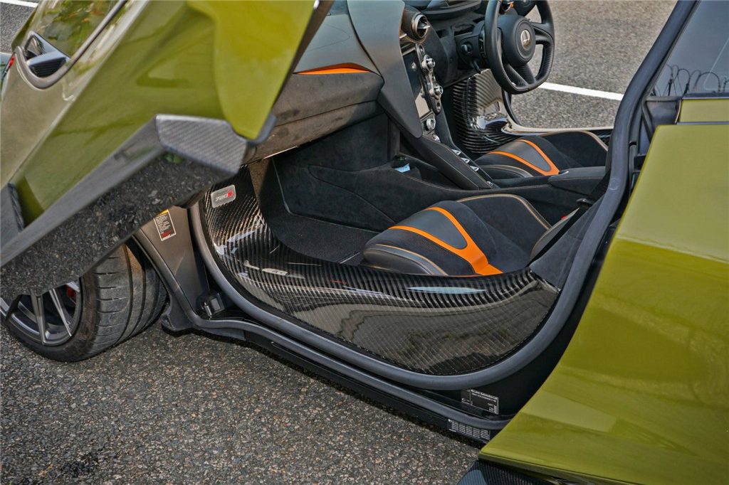กาบบันได Dry Carbon McLaren 720S
